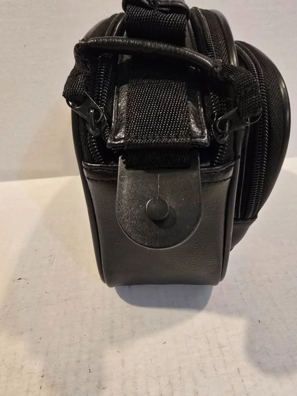 Camera Bag VIEW Padded Soft-shell Black 2 Zip Compartments Black Faux Leather 7